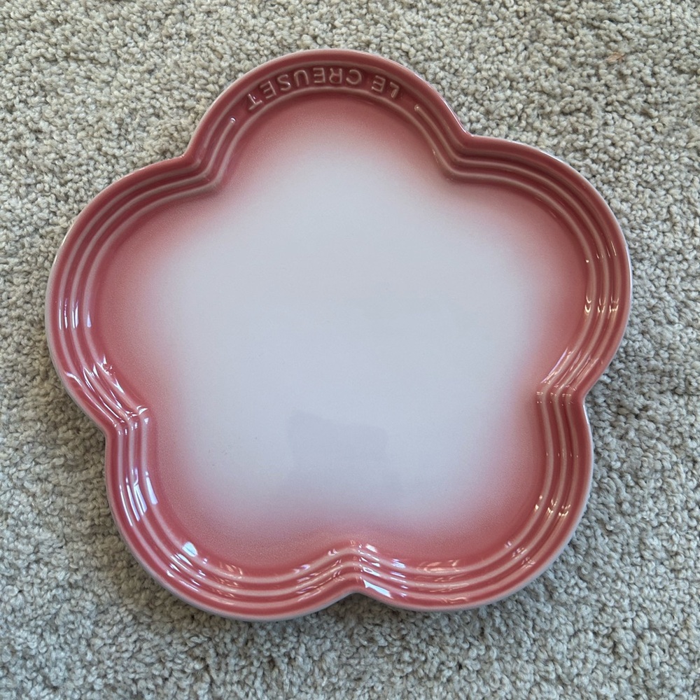 Le Creuset Stoneware pink Flower Petal Scalloped Dish Plate